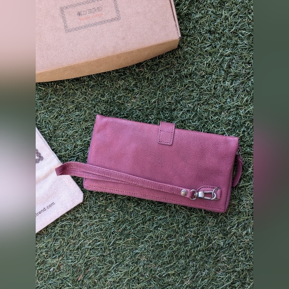 NWT Old Trend Genuine Leather "Snapper Clutch" in Orchid - Picture 4 of 12